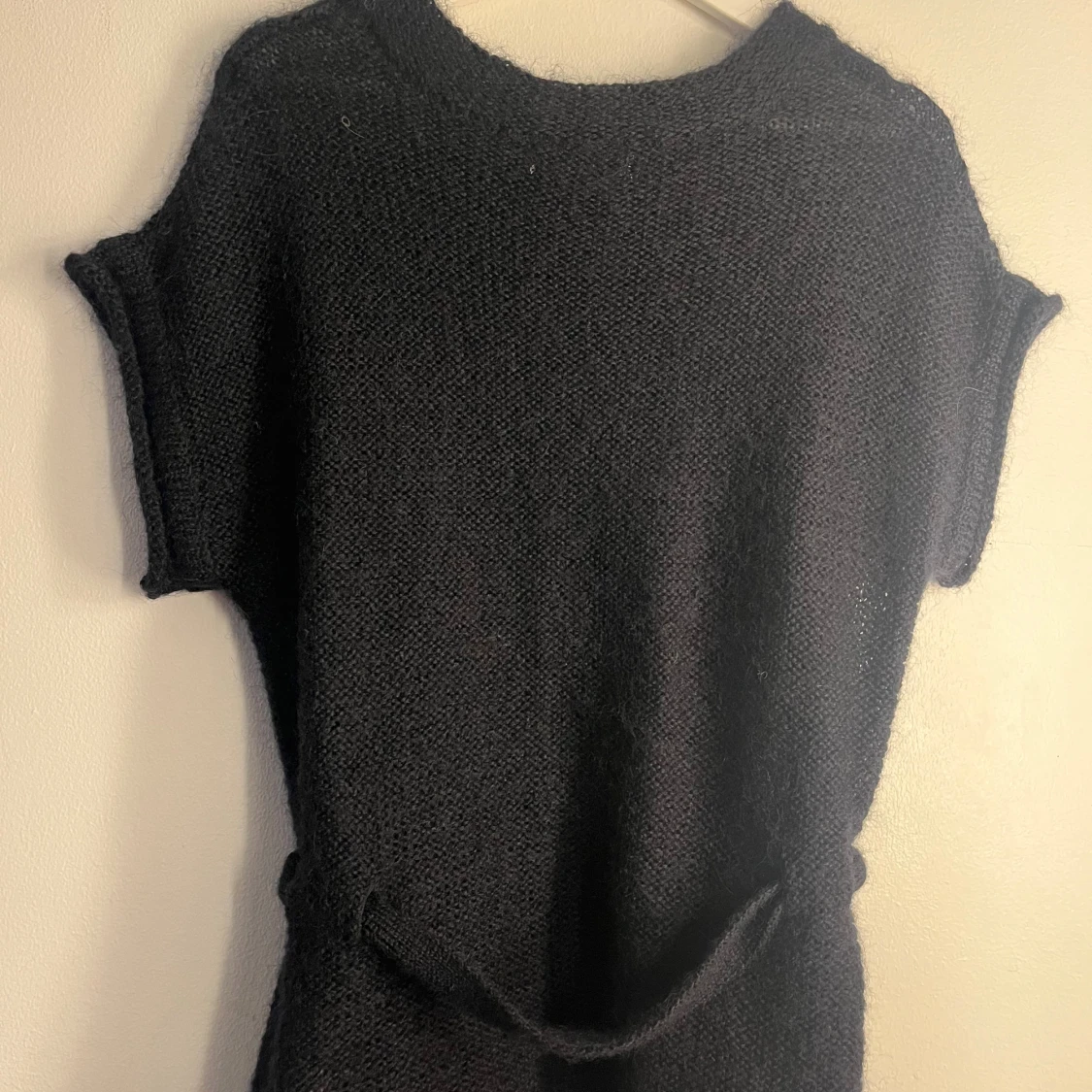 Svart stickad tröja med knyt - 1