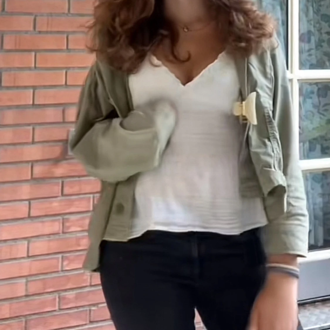 Vit linnetopp med spetsdetaljer