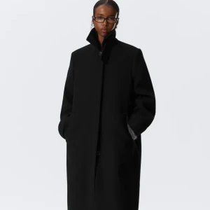 Kappa med hög krage - Lång kappa med hög krage i ullblandning. Den är så snygg men köpte hem 2st storlekar och glömde lämna tillbaka innan returdatum🥲 så dennna är helt ny med prislapp på!