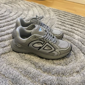 Dior b30 - Dior b30 skor endast använd 2 gånger exakt som nya. 