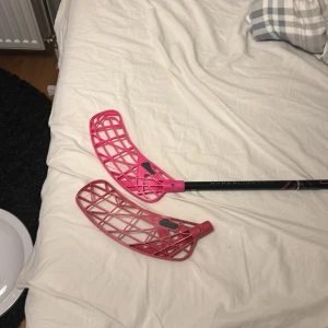 Oxdog Hyperlight HES 29 - Oxdog Hyperlight HES 29 innebandyklubba i gott skick, med två rosa blad. Lättviktig och populär modell för snabba spelare. Greppet är använt men fortfarande funktionellt. Perfekt för både träning och match. Inga synliga större skador. Får med båda bladen 