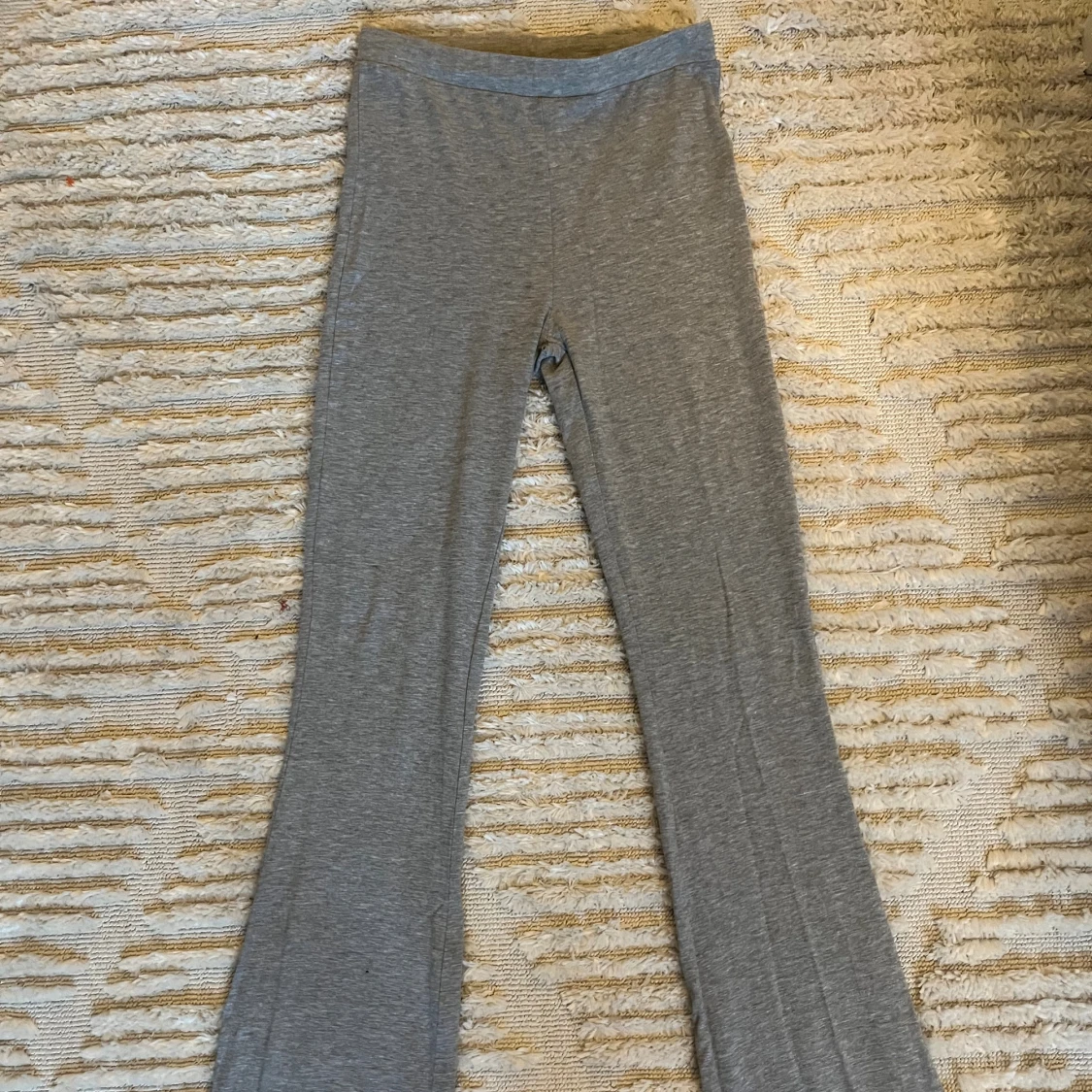 Grå mjukisbyxor med bootcut