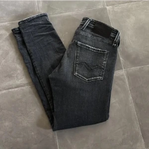 Replay jeans Anbass Aged 05 Year  - Tja, säljer dessa Replay Anbass jeans i mycket bra skick och som inte säljs eller tillverkas längre. Storleken är 27/30 och passar perfekt för dig som är 165-170 eller som har 27/30 i jeans. Modellen på bilden är 170 58kg. Nypris på dessa ligger på 2500 och mitt pris är 1550. Om ni har frågor eller funderingar är det bara att höra av sig🤩🙌