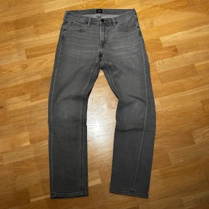 Lee Jeans - Säljer mina gråa jeans från Lee som bara använts några gånger. Riktigt snygga med en rak passform. Tveka inte på att höra av dig vid fler frågor🤗