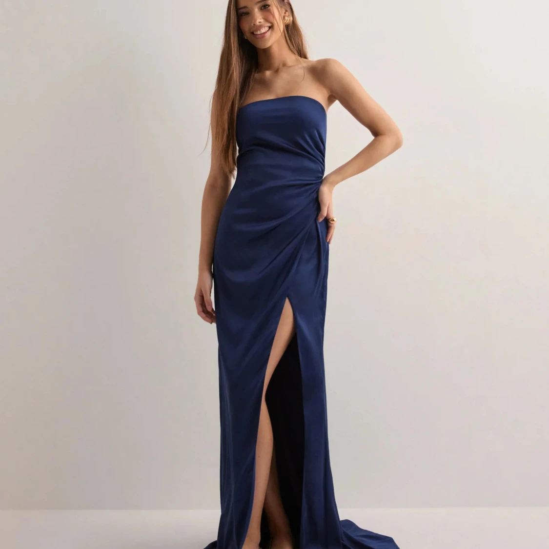 Marinblå axelbandslös långklänning