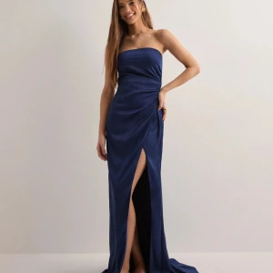 Marinblå axelbandslös långklänning - Fin marinblå klänning i storlek 38, använd en gång men skicket är som nytt!