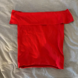 Elegant röd offshoulder topp  - Från Zara