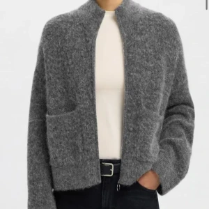 Grå stickad kofta - Assnygg kofta från Selected. Den storlek S/M