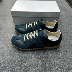 Maison margiela gats navy - Ett par riktigt feta maison margiela gats i storlek 41, box och dustbags fås med, skickar samma dag!