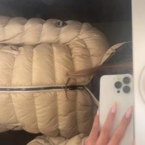 Beige Colmar pufferjacka med huva - Säljer min fina jacka då jag tröttnat på den och vill köpa en ny jacka. Den är hel och använd några månader vintern som var. Den är i storlek S men passar mig som har Xs men lite stor men inget som stört mig. Den har tappat lite färg på dragkedjan men det är inget man tänker på, lite smink på den också och lite smutsig men det ska nog gå att få bort. Pris kan diskuteras❤️