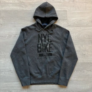 Ralph Lauren Hoodie - Riktigt snygg Ralph Lauren Hoodie i toppskick. Storlek M men passar även S. Tveka inte ställa frågor vid intresse🙌