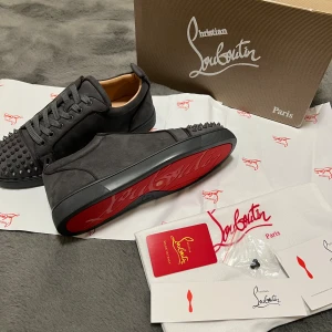 Christian Louboutin grå sneakers med nitar - Gråa Christian Louboutin.. Perfekt för dig som vill sticka ut med snygg design. Säljer på grund av den passar inte mig Skriv för mer info eller bilder!
