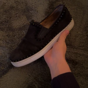 Christian Louboutin slipons - Sjukt feta loubs i loafers stuk, skorn är i fint skick, mockan är lite dålig, skorna smutsiga. Med en tvätt och en bra mocka borste så blir dessa dom nya. Självklart ÄKTA. Skriv vid funderingar. MVH Oskar 