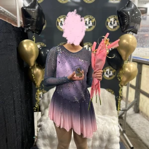 Konståkningsdräkt - Använd endast en termin, 4 gånger💕passar mig som är 14år och 160cm, skriv för fler bilder