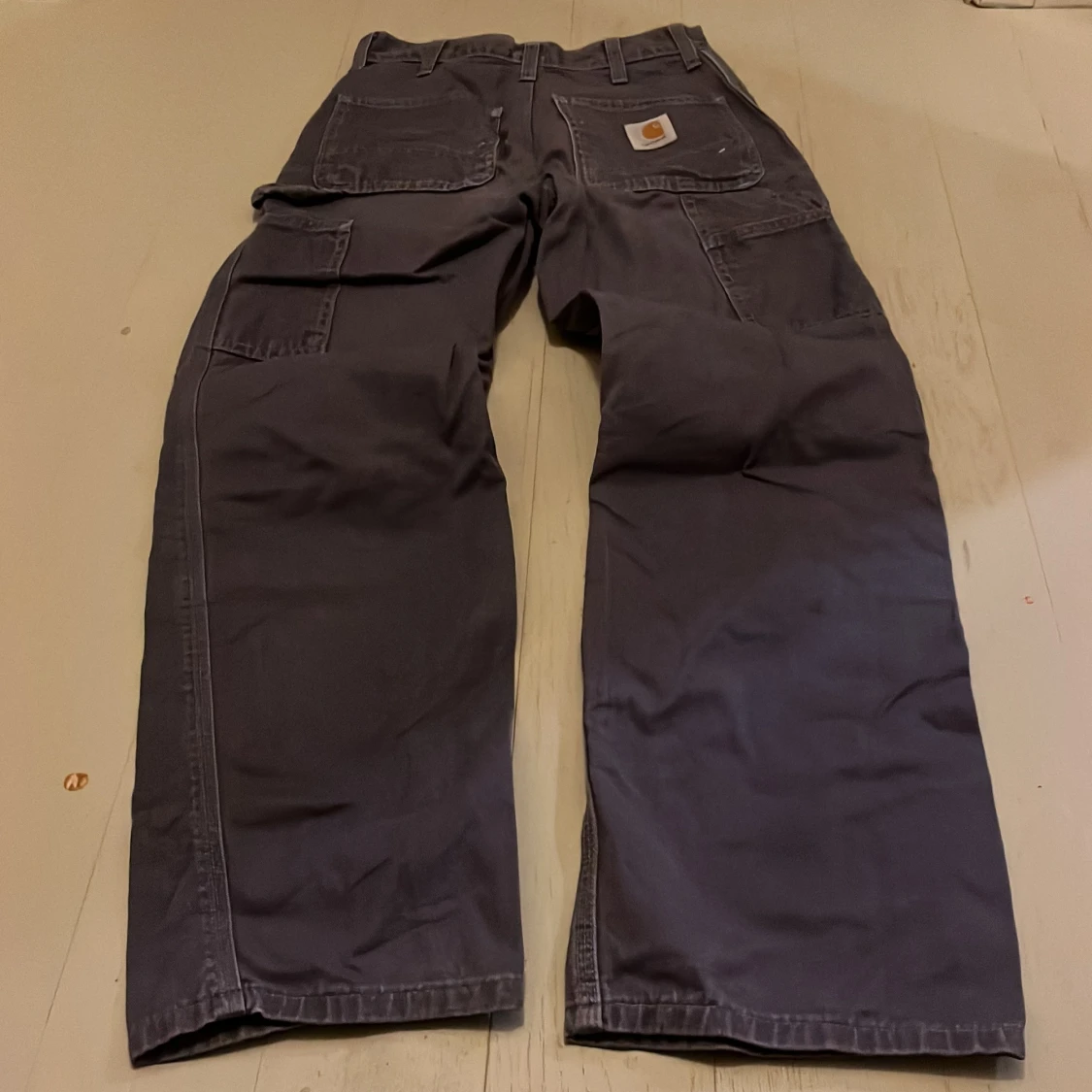 Mörkgrå cargobyxor från Carhartt - 3