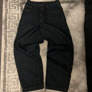Mörkblå wide jeans från ASOS DESIGN - Använd ett fåtal gånger. Storlek 30/30. Robust material. Baggy passform. Pris kan diskuteras. Nypris 500kr