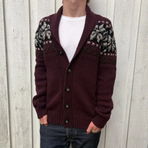 *Unik* Stickad Cardigan - Säljer nu denna sjukt snygga koftan med ett riktigt schysst mönster!🌤️🍁| Hör gärna av dig!✌🏻👑