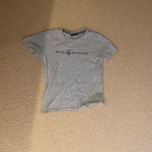 Sail racing t shirt - Säljer nu min Sail racing thsirt i bra skick. Grå färg. Skicket är bra. Strlk:150