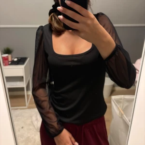 Svart topp  - Säljer en svart topp med genomskinliga armar ifrån SHEIN och är i storlek S. Är provad endast denna gången. Är en väldigt fin festtopp men som tyvärr inte passar mig bra! 