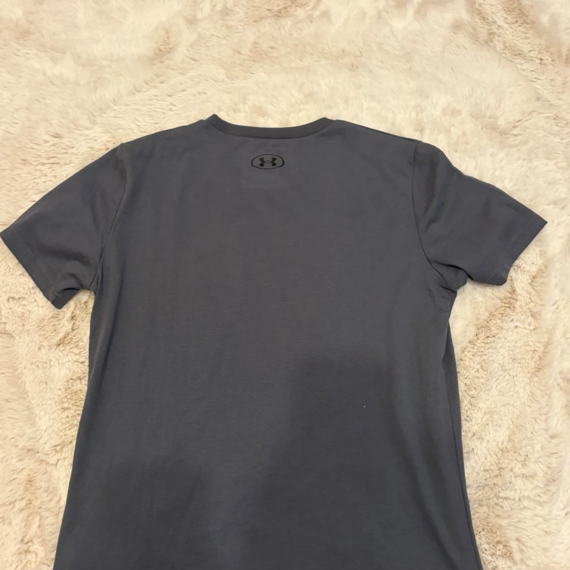 Mörkgrå t-shirt från Under Armour - 1