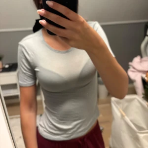 Grå t shirt  - Säljer en gråblå t shirt ifrån pull and bear i storlek S. Är endast provad denna gång men inte mer. 