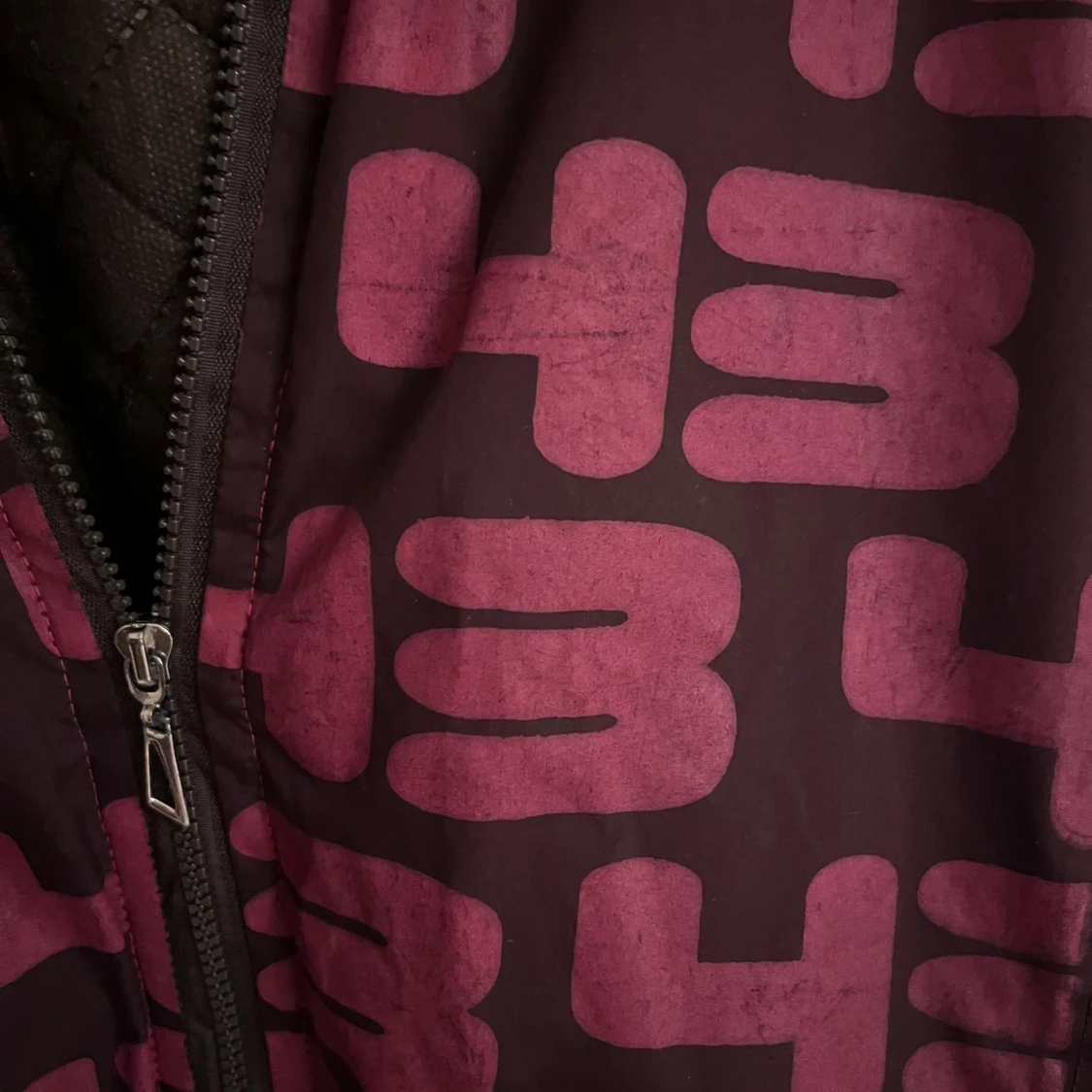 Röd bomberjacka med tryck - 2