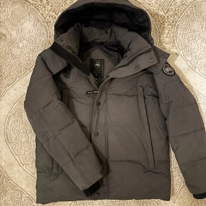 Canada Goose Wyndham  - Säljer min Canada goose jacka i storlek S. Jackan har inga tecken på skador eller fläckar, säljer den för att kommer köpa en ny jacka och behöver inte den längre.  Pris kan diskuteras vid snabb affär!