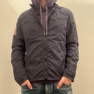 Denim & supply jacka - Storlek M men passar mer som S.Modellen är 176 och väger 60 för referens. Skriv vid ytterligare frågor eller funderingar🤝