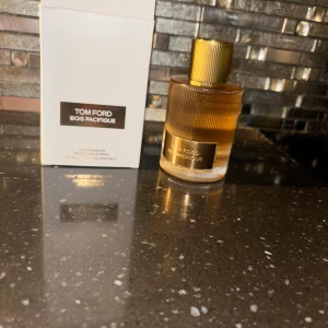 Tom Ford Bois Pacifique EdP - Exklusiv parfym från Tom Ford – Bois Pacifique. Flaskan innehåller 100 ml Eau de Parfum. Perfekt för dig som vill sticka ut med en lyxig och modern doft.