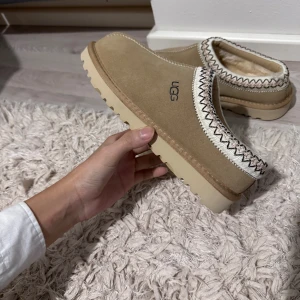 UGG slippers women - Size 39, buy last winter but still not use it yet, condition and quality very good and brand new