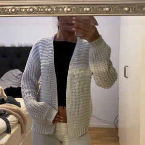 Vit stickad kofta med lång ärm - Säljer en vit stickad kofta med långärmad i stolek xs