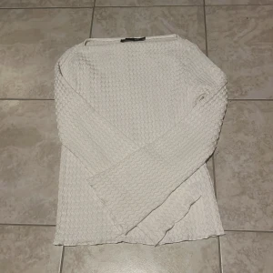 Vit långärmad topp från Lager 157 -  Vit långärmad topp från Lager 157 i storlek XS i ett vågigt/strukturerat mönster. 