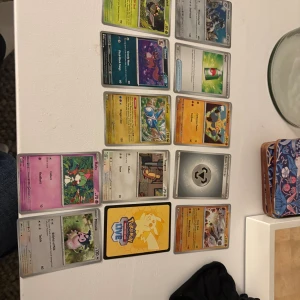 Pokémon Trading Card Game: Mega Evolution Booster Pack - Samling av Pokémonkort från Mega Evolution-serien! Helt ny öppnat paket lägg bud 
