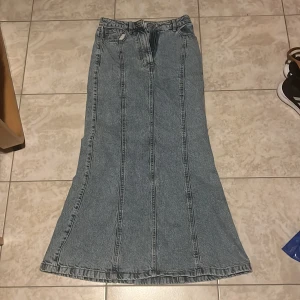 Lång jeanskjol från Primark -  Lång jeanskjol från Primark i denim. Liten i storleken. Använd en gång. 
