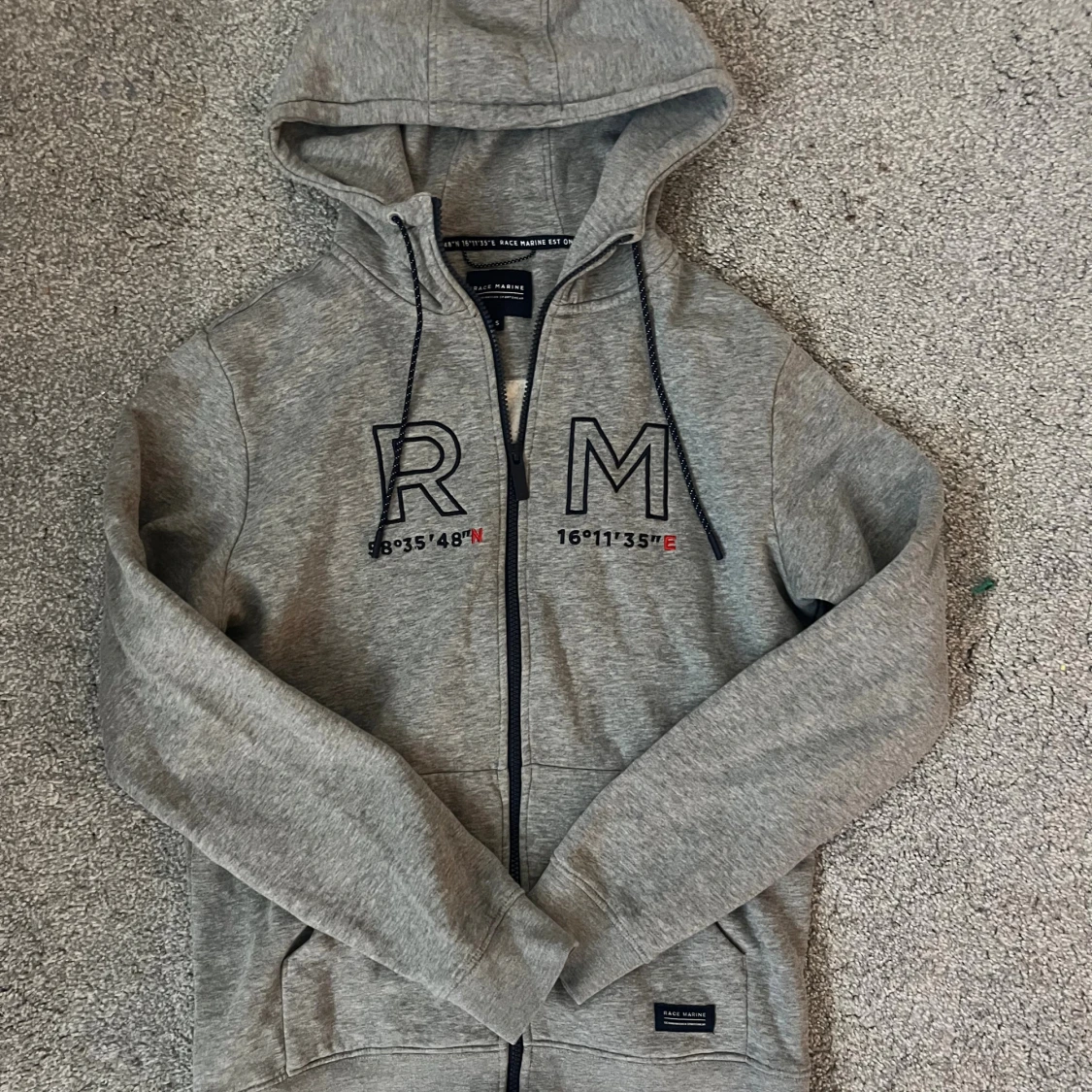 Grå hoodie från Race Marine med dragkedja