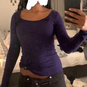 Marinblå långärmad topp - Säljer en marinblå långärmad topp med rundad halsringning och tight passform. Toppen är enkel och stilren, perfekt att matcha med jeans eller kjol. Materialet är mjukt och ganska tunt. Snygg att bära både till skolan och när du hänger med kompisar.