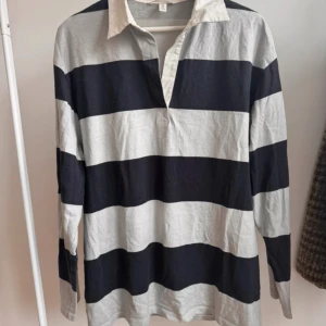 Randig långärmad pikétröja - En randig långärmad pikétröja (dam) i storlek M, från HM. Ganska oversized. Använd 1-2 gånger, tvättad en gång. Blå/grå. 