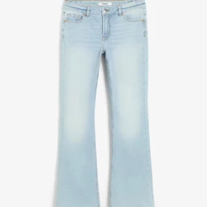 Snygga jeans - Jeans ifrån Kappahl, nästan aldrig använda, eget gjort hål i ena knät💕