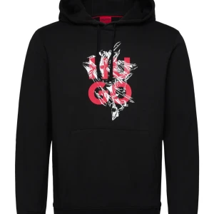 Svart hoodie från Hugo. Helt slutsåld överallt - Svart hoodie från Hugo med stor röd och vit grafisk logga på bröstet. Tröjan har huva med snörning och en klassisk känguruficka framtill. Tillverkad i mjuk bomull och har ribbade muddar vid ärmslut och nederkant.