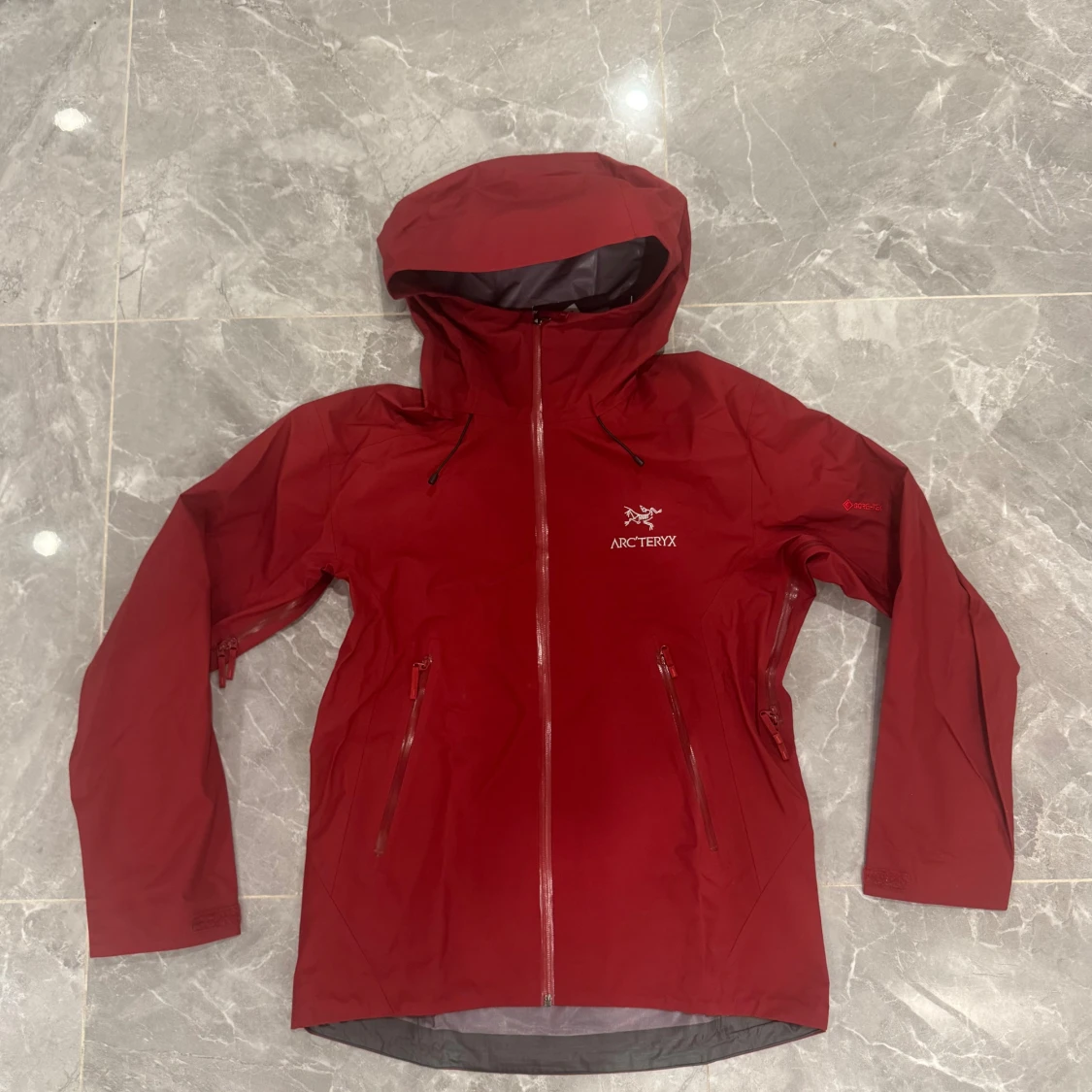 Röd Arc'teryx Gore-Tex vindjacka