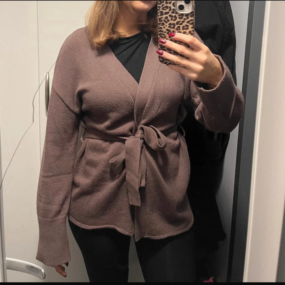 Brun stickad kofta med knytband från LAGER 157 - 1