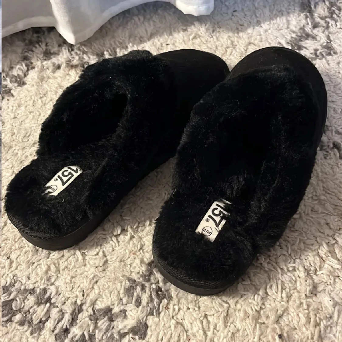 Svarta fluffiga slippers i storlek 40/41 - 1