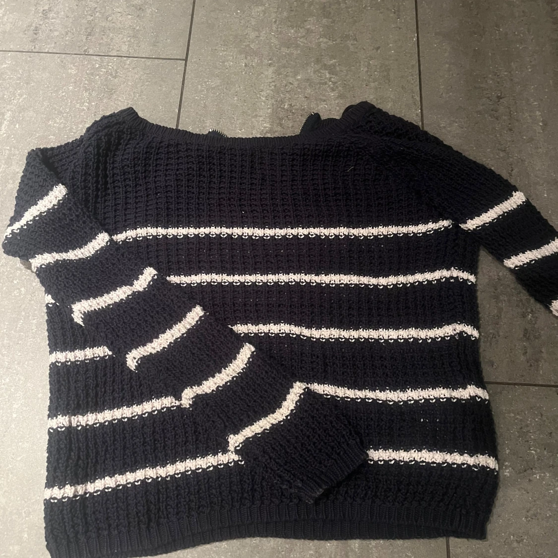 Svart stickad randig tröja från ONLY