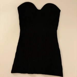 Stretchig tubtopp - Säljer denna stretchiga tubtopp från H&M! Den är i ett mycket fint skick. Storlek XS men då den är så stretchig passar den även mig som är stl M🥰 Skriv vid frågor!