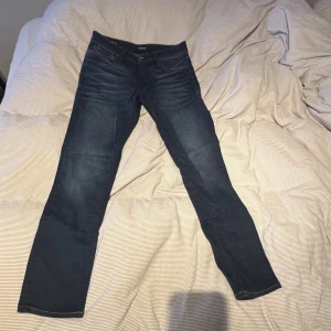 Jeans 31:32 - Jeans i storlek 31:32 från Jack Jones modellen är Slim straight/Tim använd fast inga skade tecken. Säljer för 400 kan gå ner i pris vid snabb affär