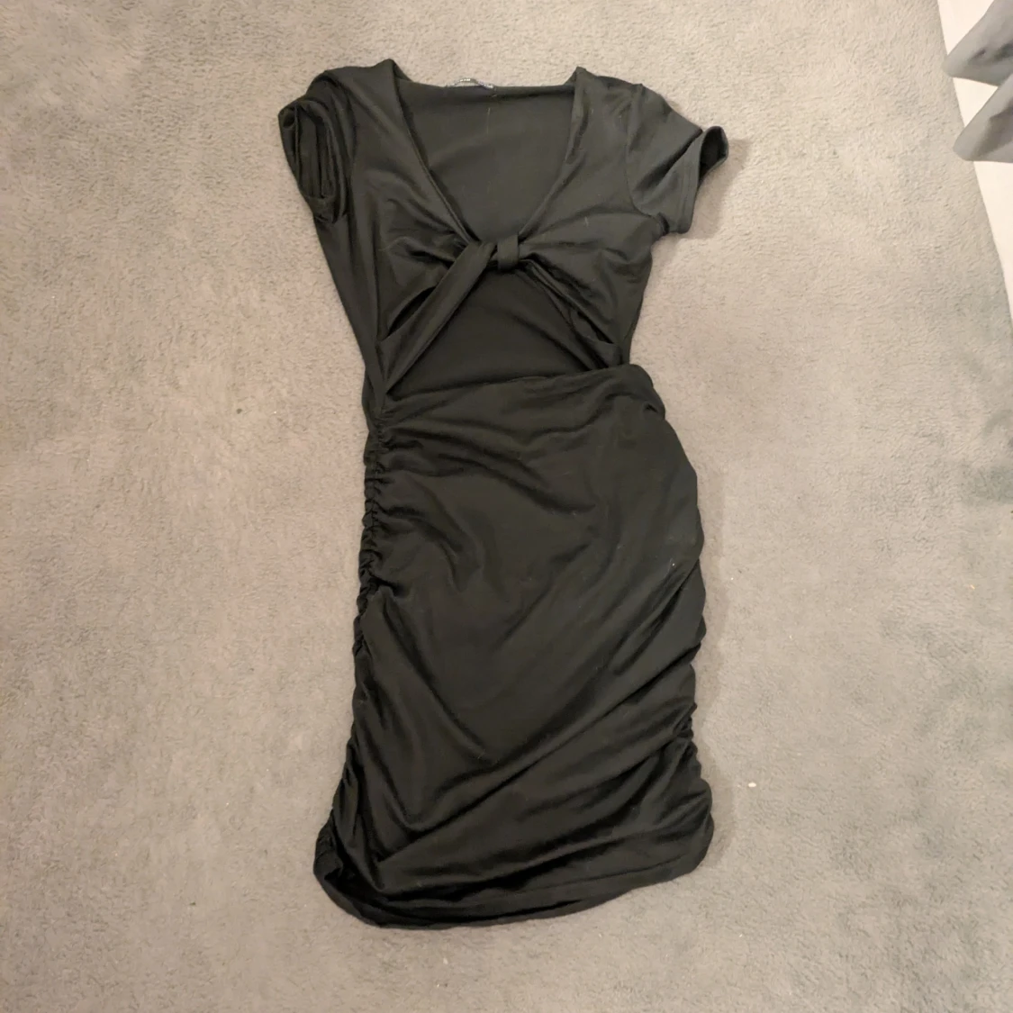 Svart kort klänning med knutdetalj