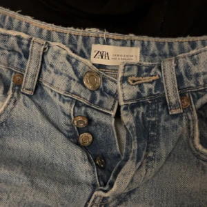 Ljusblå raka jeans från Zara - Hej säljer nu mina fina Ljusblå jeans från Zara då dom är för små jag är 162 låg dom är raka ben och klassisk modell femficksmodell. Jeansen har låg midja, knäppning med flera silverfärgade knappar och är tillverkade i jeansmaterial. Perfekta för en avslappnad och trendig look. Köparen står för frakten