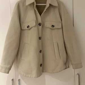 Beige jacka Vero Moda - Säljer en jättefin beige jacka från Vero Moda i L. Den är i bra skick.