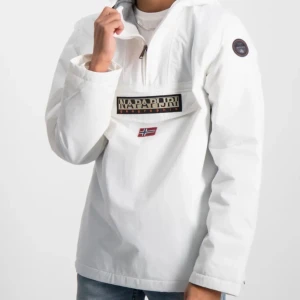 Vit jacka från Napapijri - Säljer en vit jacka från Napapijri med halv dragkedja, huva och stor logga på bröstet. Använt som skidjacka men går ju att ha under vintern som vardagsjacka. Nypris 1799kr. Står storlek 170 i men skulle säga S.