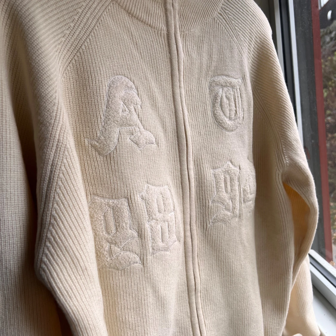 Beige stickad kofta från Dazy - 3